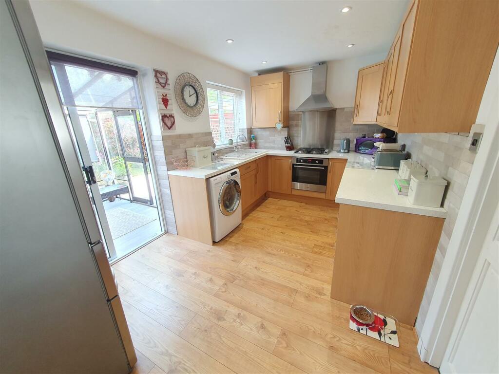 KITCHEN/DINING ROOM