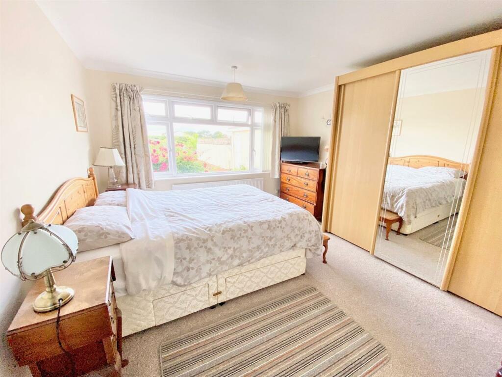 bed1.jpg