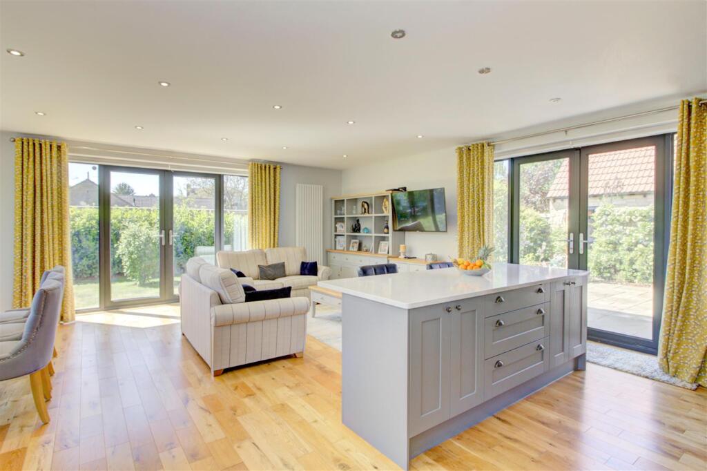 Kitchen/dining/family room