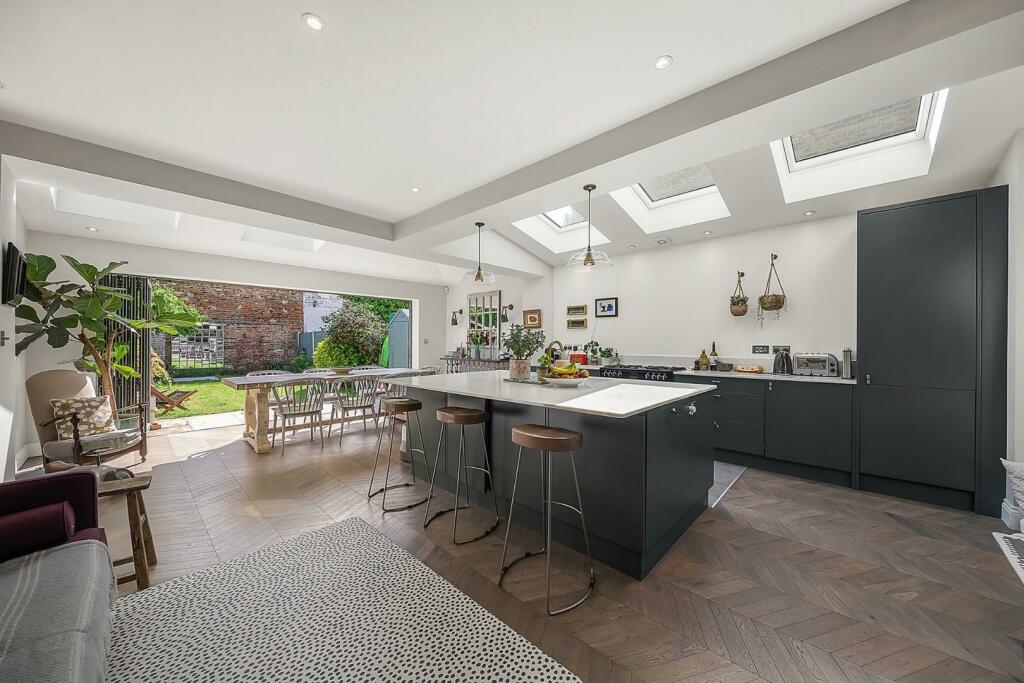 Kitchen (2).jpg
