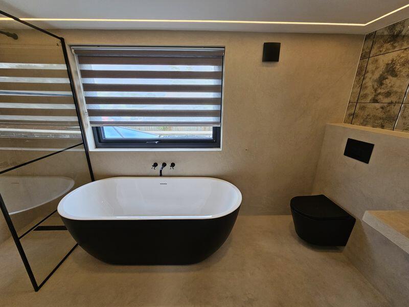 Bathroom (1st Floor)