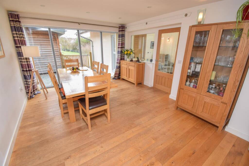 DINING AREA (2)-2.jpg