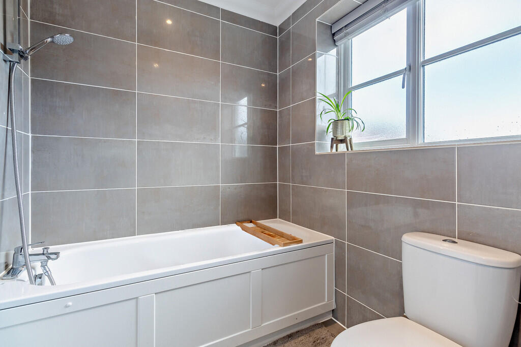 8662282-interior1...