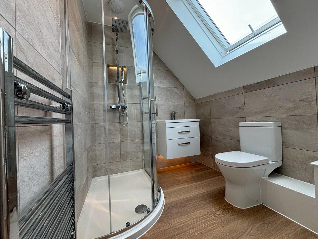 En-suite shower Rm