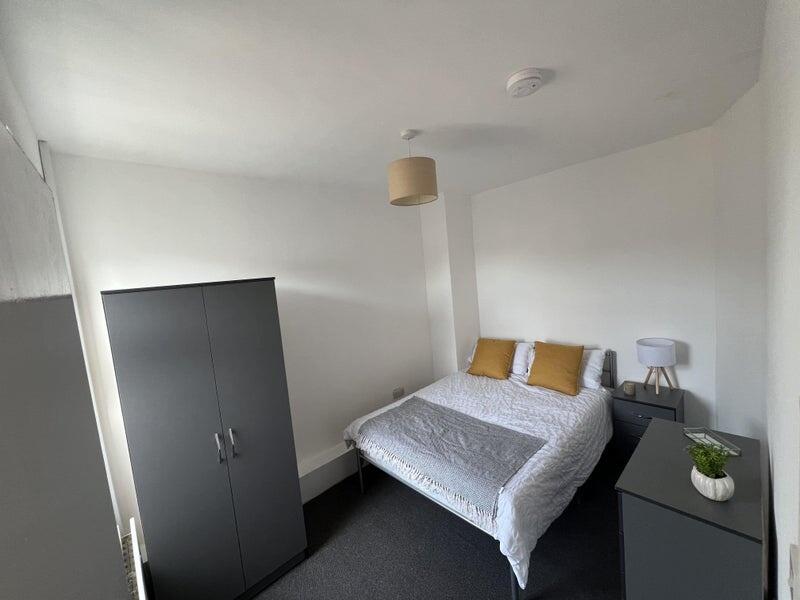 A cozy and well-maintained double bedroom featu...