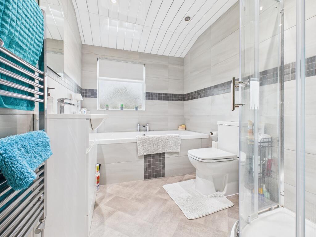 CAM03729G0-PR0165-STILL010