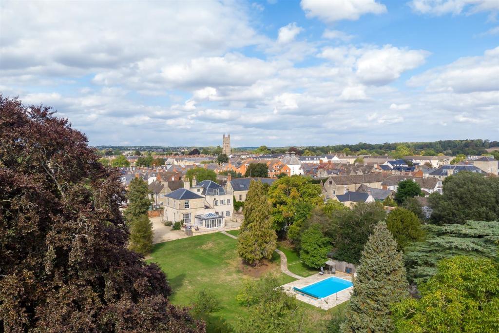 60 - Querns House - GL7 1RL - Web.jpg