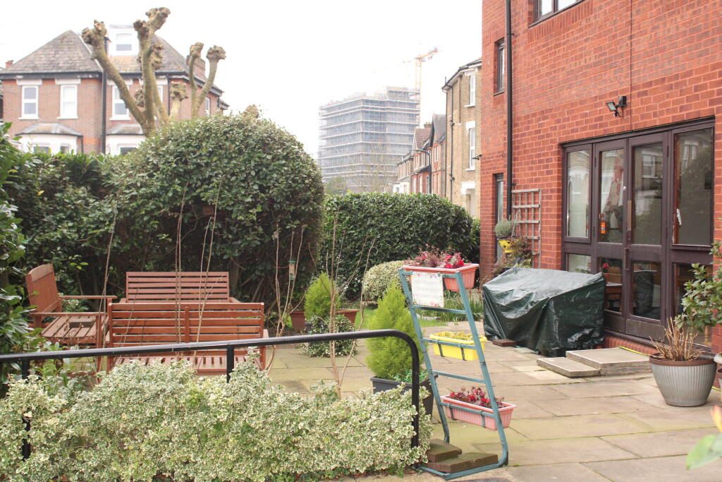 Communal Garden Seating Area (2)