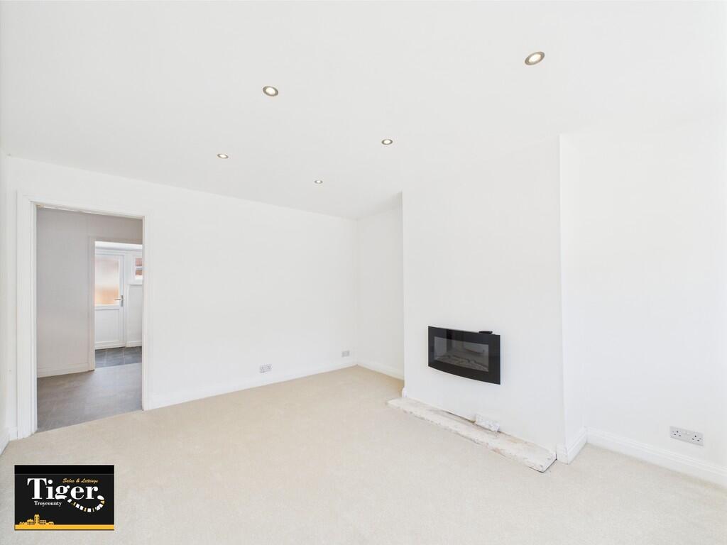 CAM02176G0-PR0576...