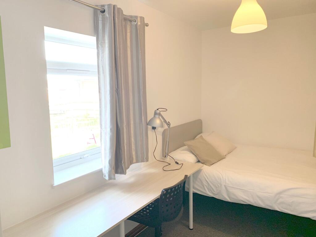 Bright and tidy single bedroom featuring a comf...