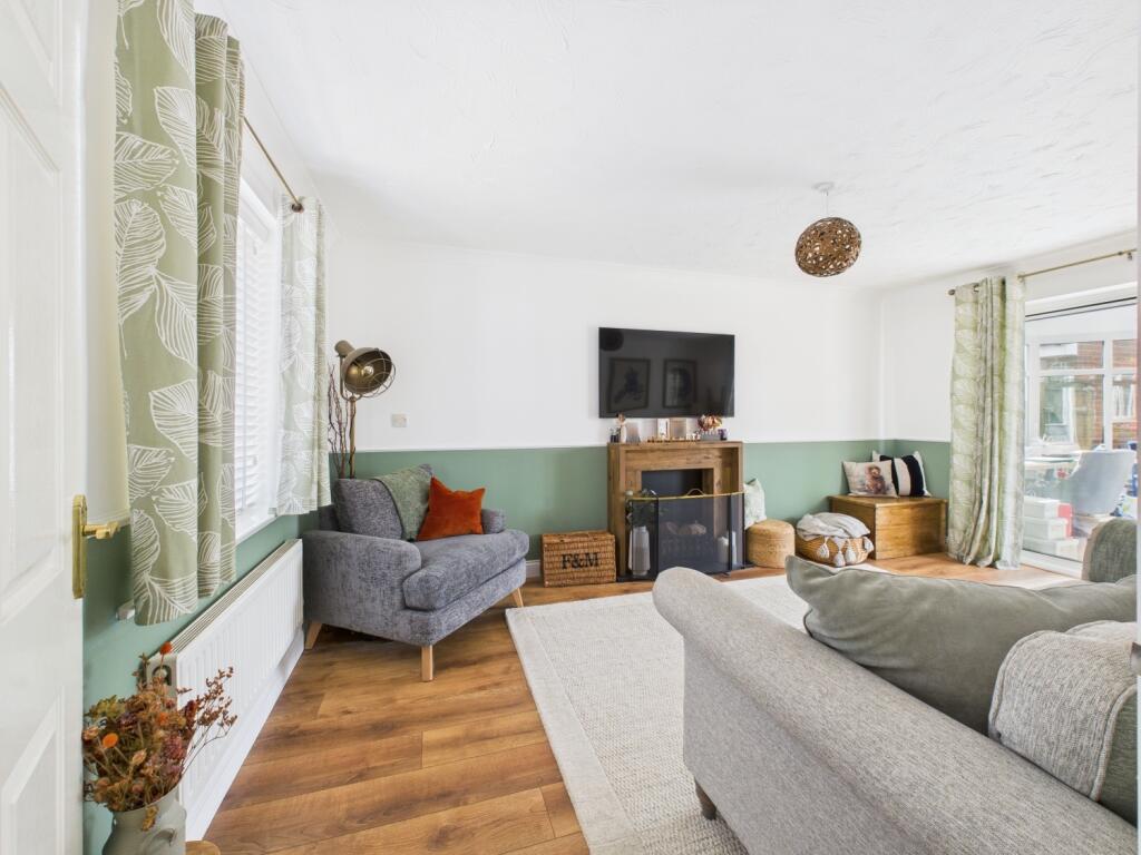 13. CAM04922G0-PR0014-STILL004