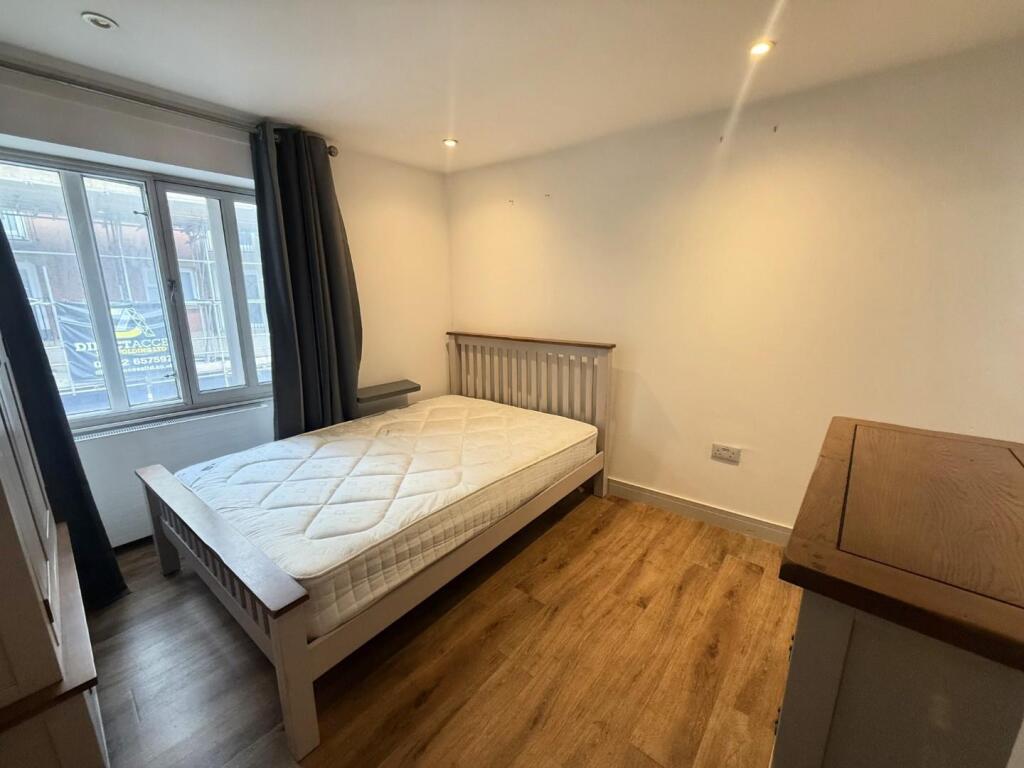 flat 2 v bed.JPG