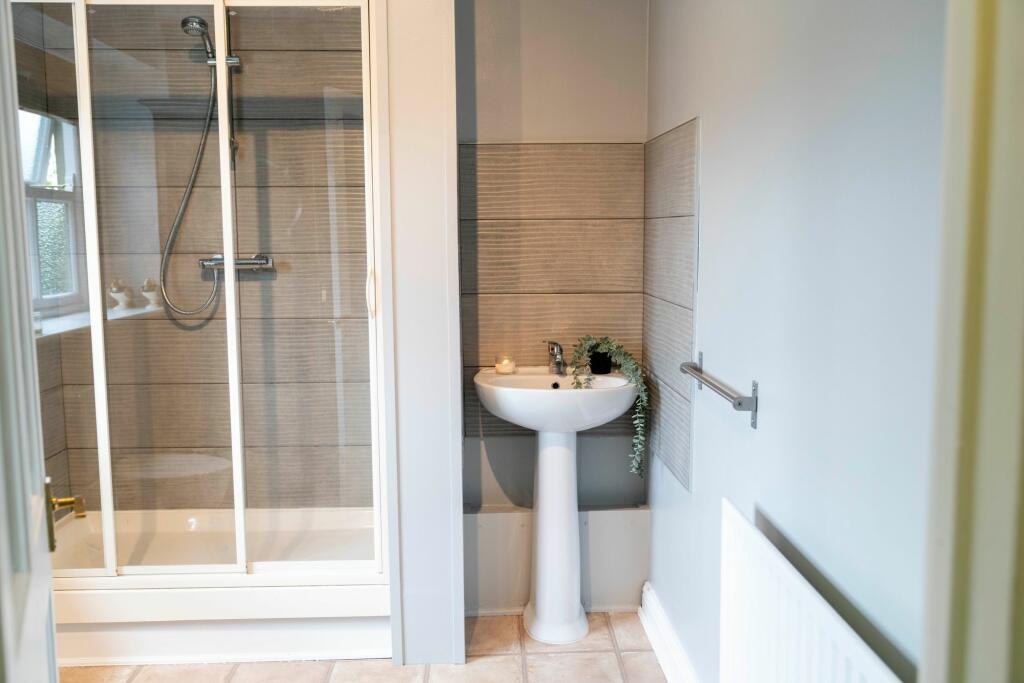 Neutrally decorated shower room