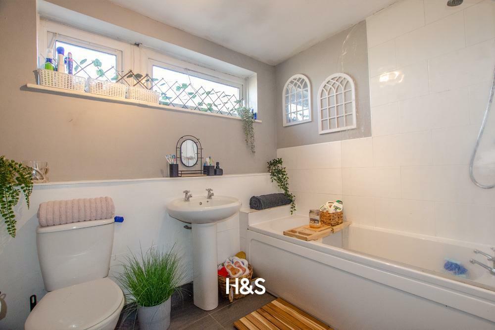 118 heathmere drive bathroom.jpg