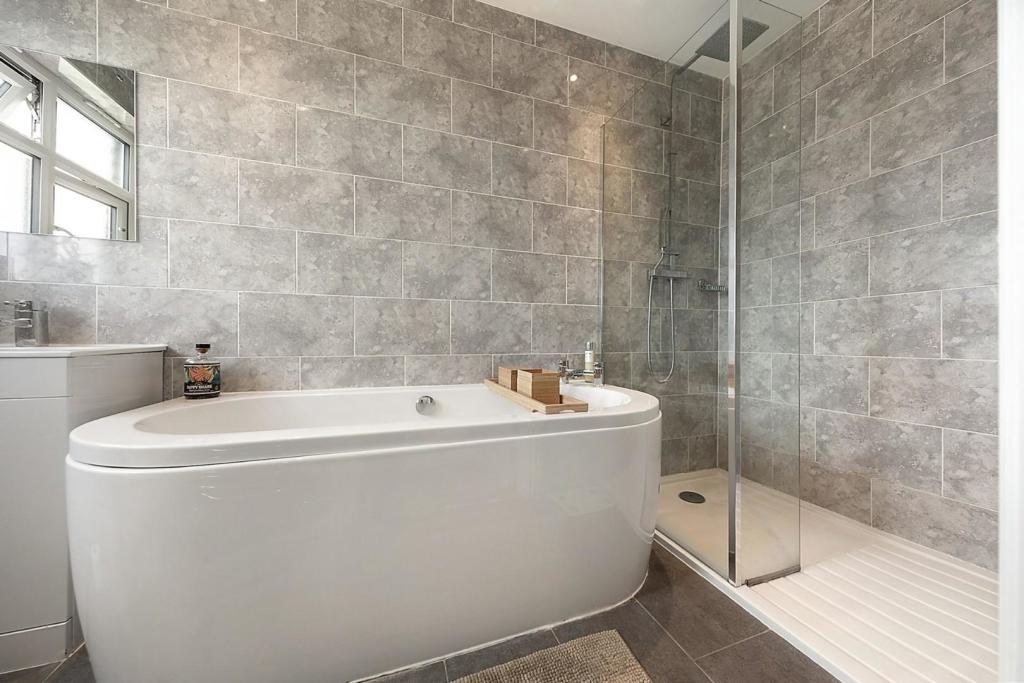 Bathroom (3).jpg