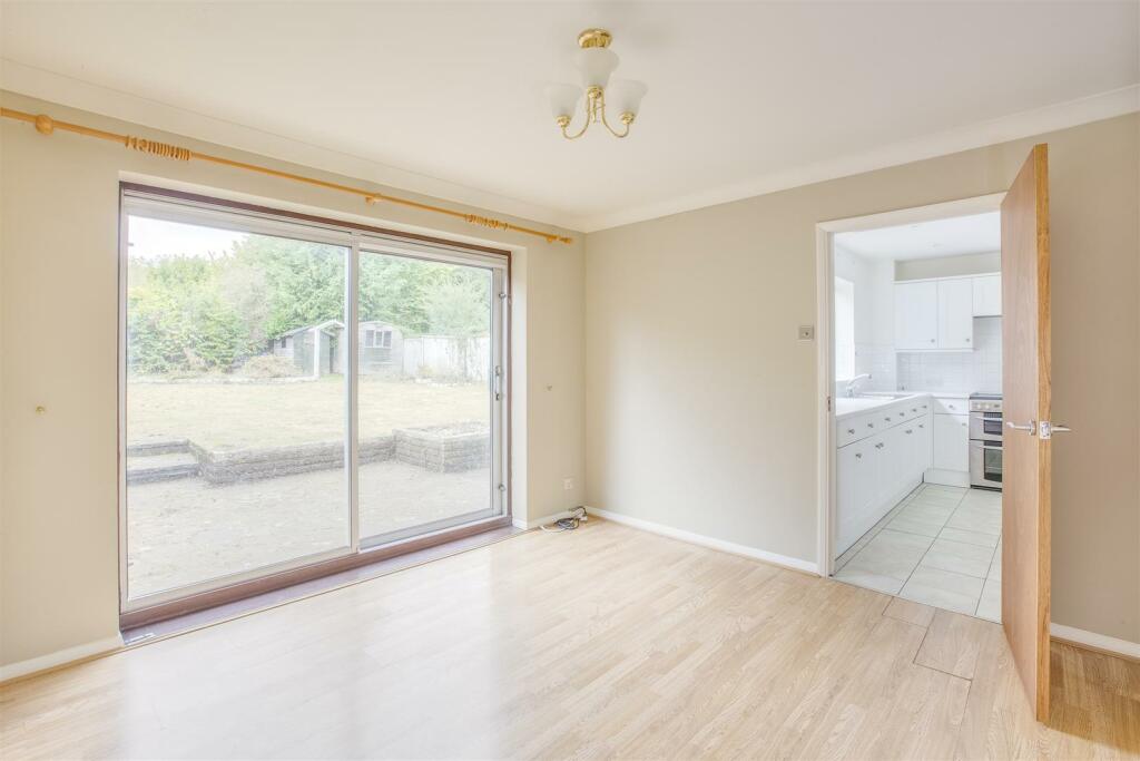 17 Frogmore Close, HP14 4LN-11.jpg