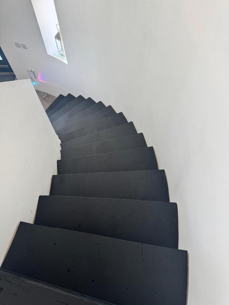 Cantilever stairs