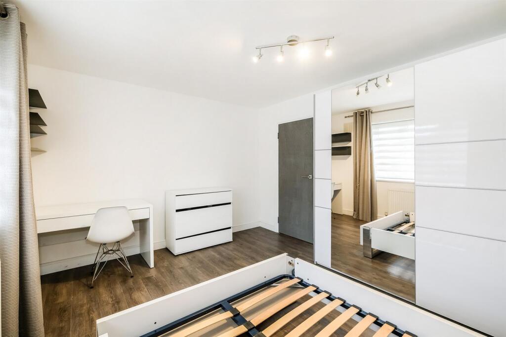 102 Brading Crescent-11_web.jpg