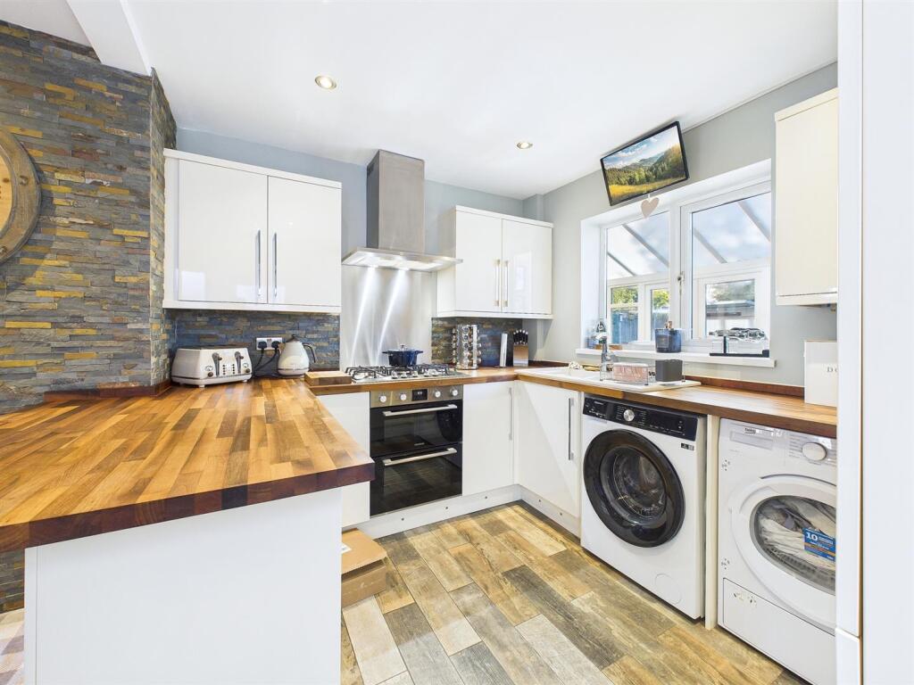 BREAKFASTING KITCHEN