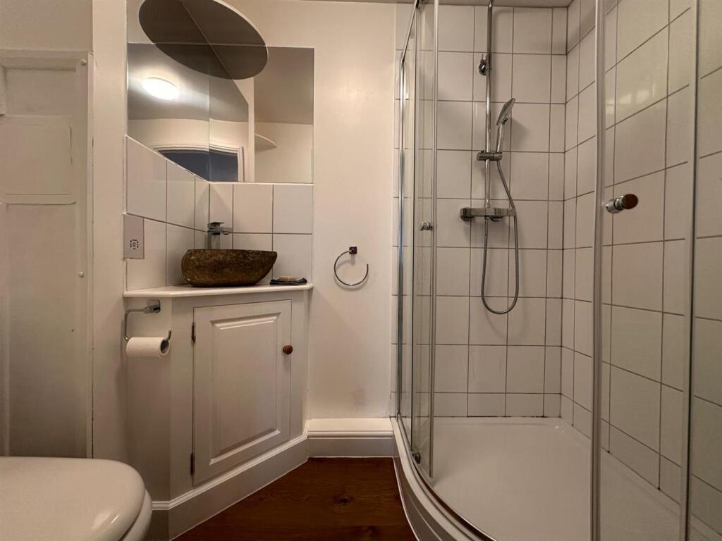 04 En suite.jpg