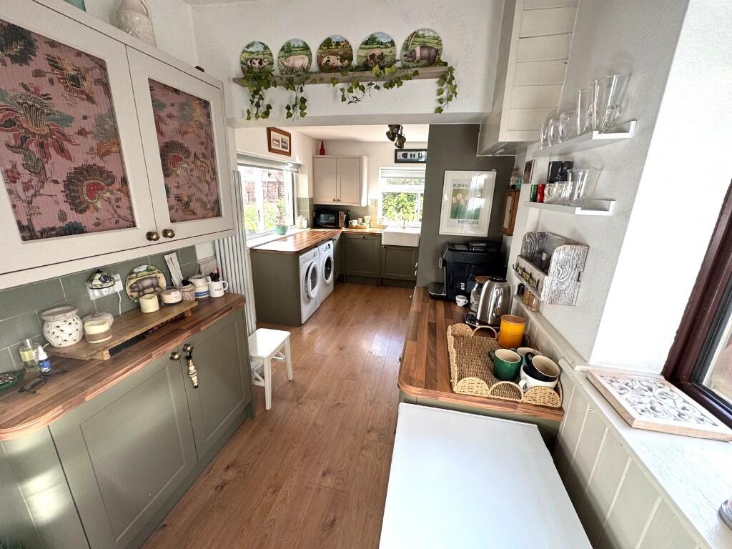 FITTED KITCHEN
