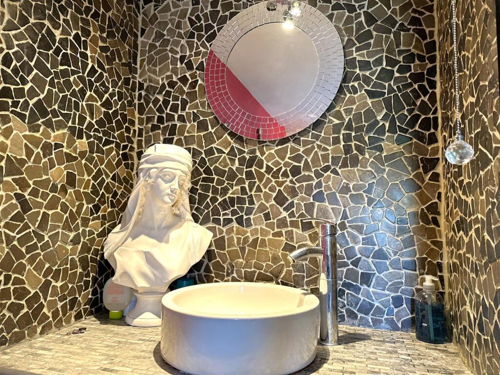 Inset Wink With Creative Tiling 508