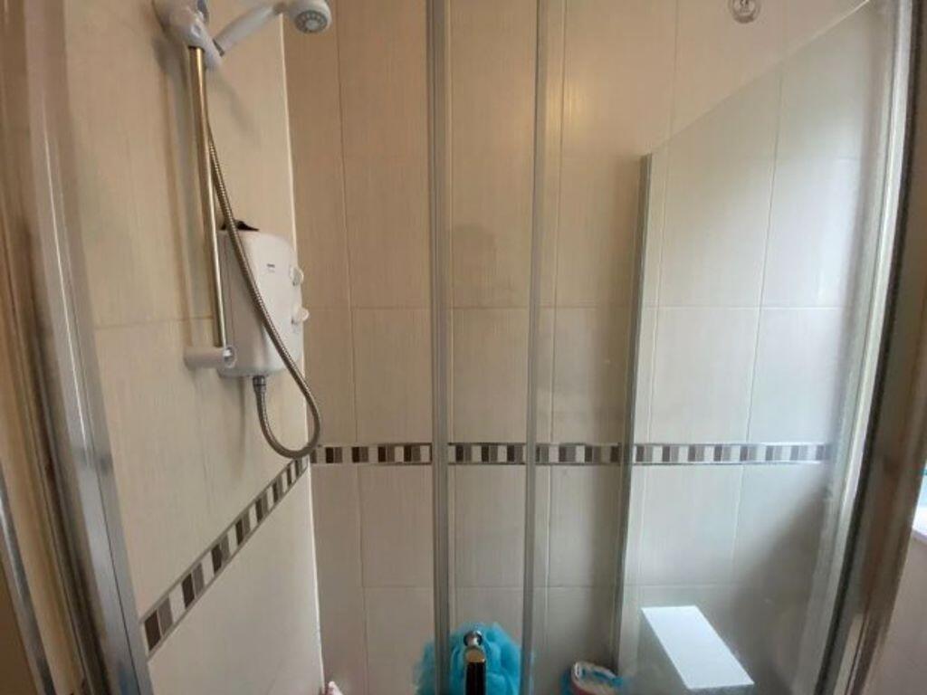 A well-maintained bathroom suite featuring a ti...