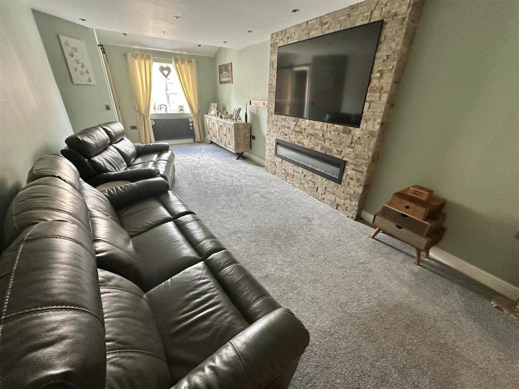 Bramleys Estate Agents - Little Green Lane - Heckm