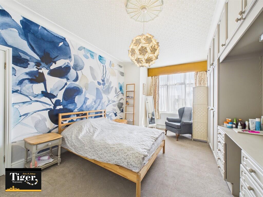 CAM02176G0-PR0579...