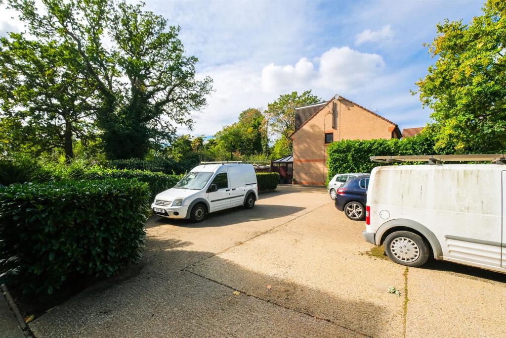 Flat 2, 70 Hermon Hill-27.jpg