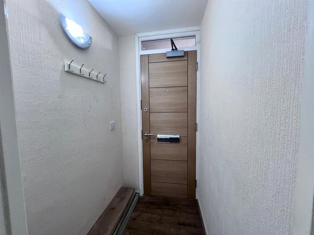 Entrance Hallway b.jpg