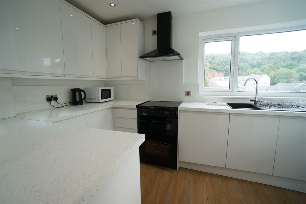 8DeiniolRd_Kitchen1.1.JPG