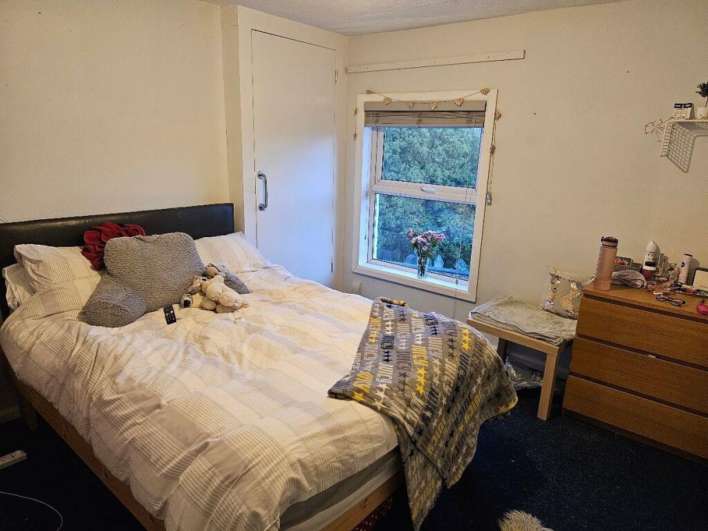 bed 2.jpg