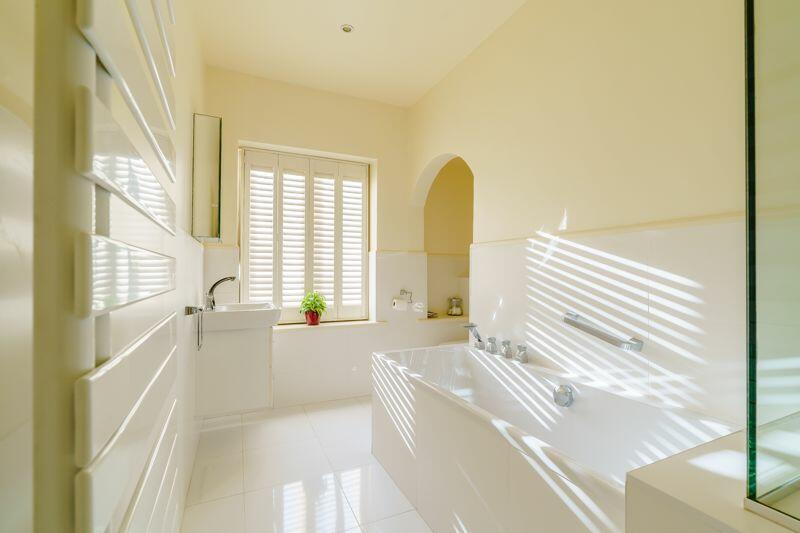 Principal bedroom en-suite