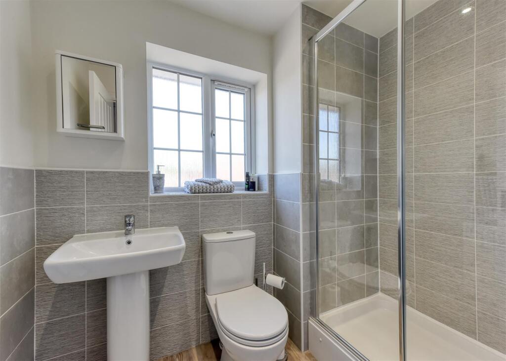 45 Sandy Lane-bed1 ensuite.jpg