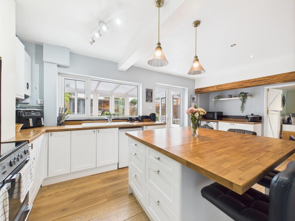 CAM02871G0-PR0472-STILL010