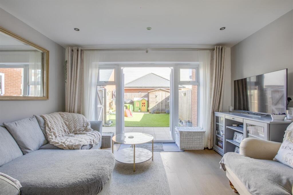 1 Greenwich Drive, HP11 1GT-8.jpg