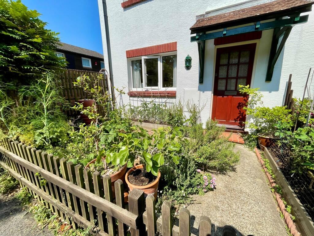 9 Beacon Way Fron...