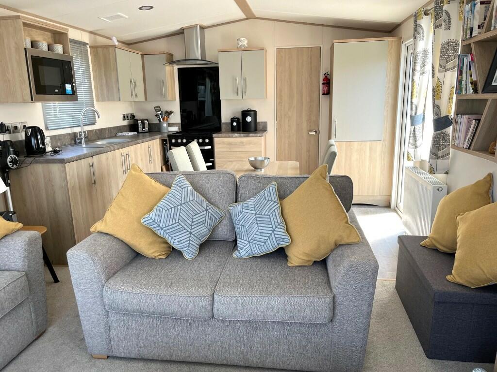 Lounge &amp; kitchen