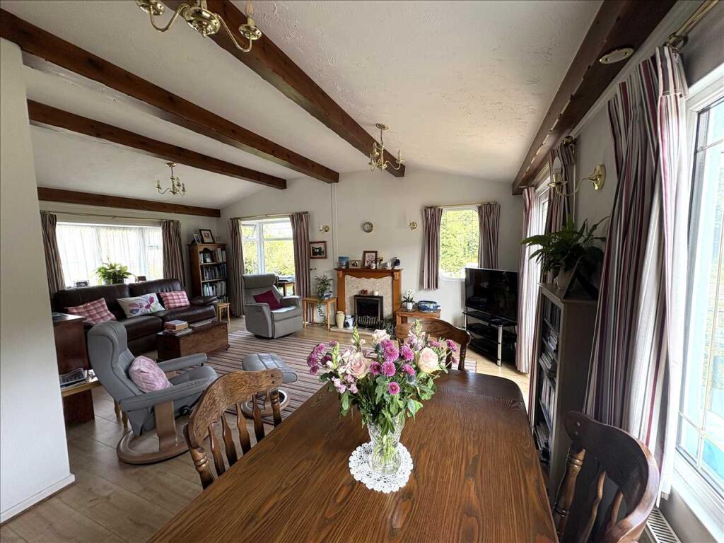 LOUNGE/DINING AREA