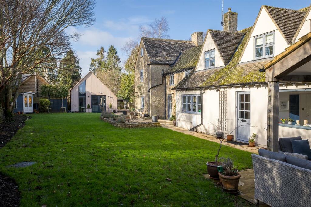 15 - Leah House - SN6 6LQ - Web.jpg