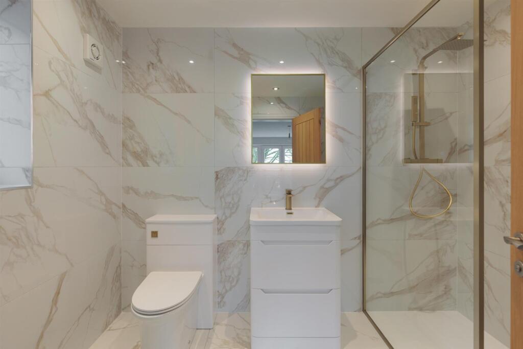 Master Bedroom En-suite