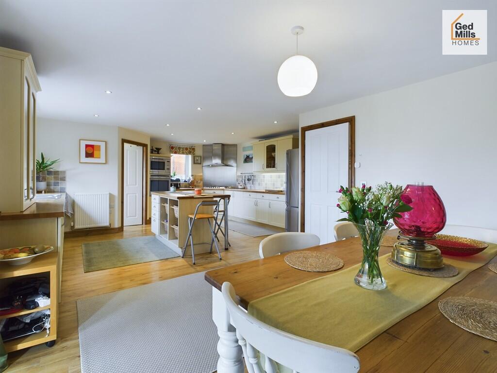 DINING ROOM AREA ...