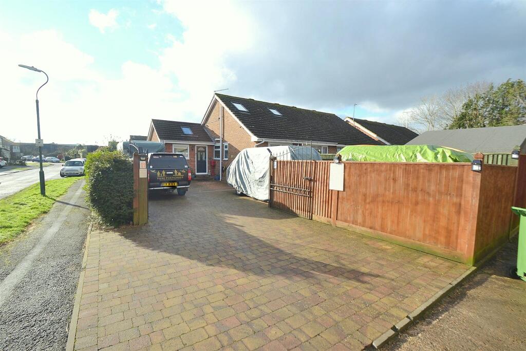 11BRAMBLEDRIVEREAR.JPG