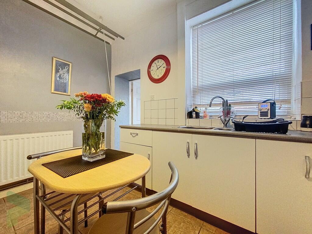 Fully Fitted Kitc...