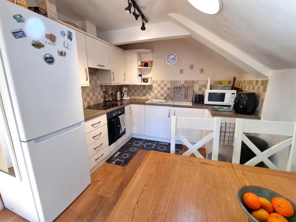 Kitchen 2.jpg