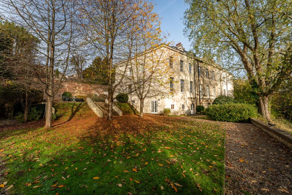 External with communal garden