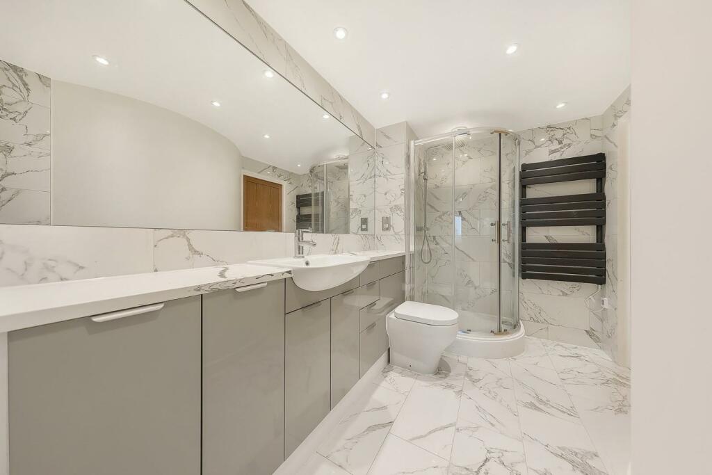 Bathroom (2).jpg