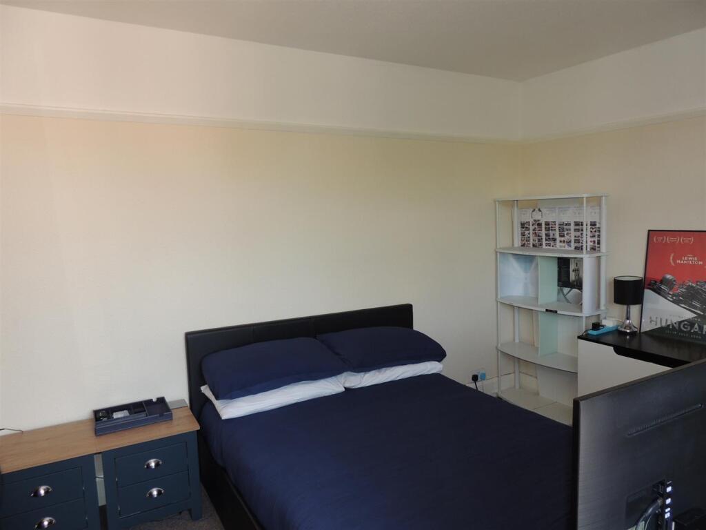 MAIN BEDROOM