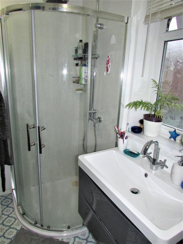 RothwellSt17ensuite2.JPG